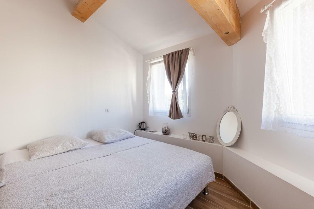 Alpinias Bed And Breakfast Marseille Bagian luar foto